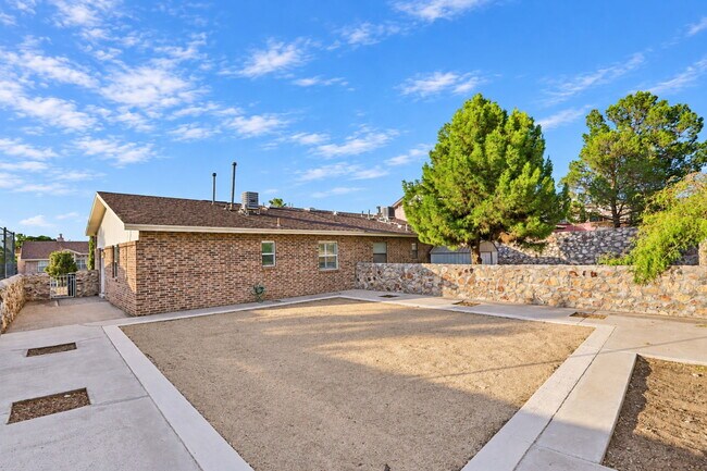 Building Photo - 204 Cutlass Dr