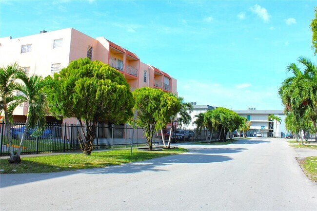 Building Photo - 6130 W 19th Ave