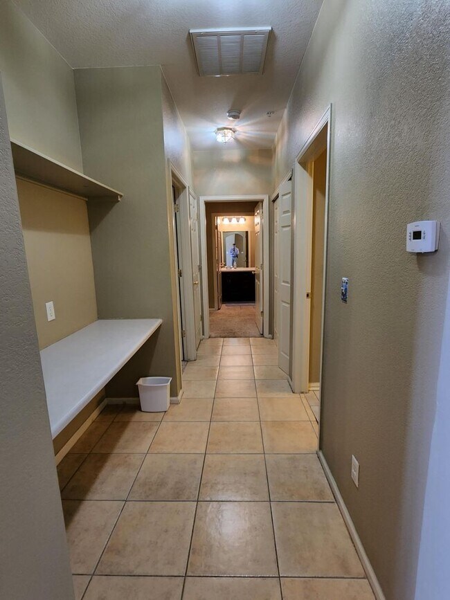 Building Photo - 2 Bed 2 Bath Condo With Balcony!