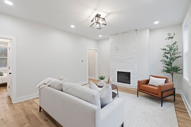 Building Photo - Cozy Completely Renovated Home Minutes fro...