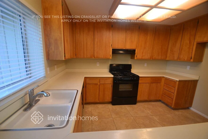 Building Photo - 303 Hampshire Ct