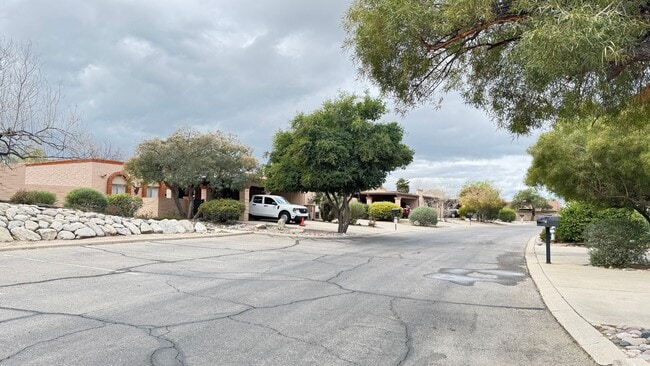 Building Photo - Central (Ft Lowell and Columbus) 3 bed, 2 bath condo, private front and back yards, carport a/c!