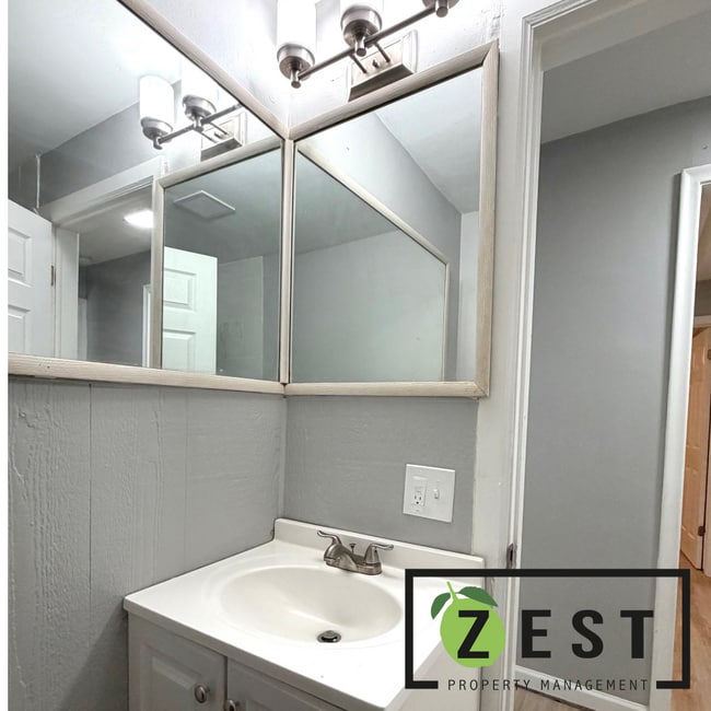 Building Photo - Gorgeous 2bed 1 bath Home