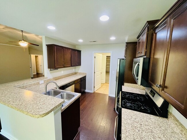 Building Photo - BEAUTIFUL 3 BR/2BA with 2 car garage. Priv...