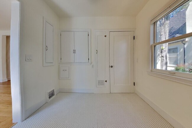Building Photo - Charming Land Park Cottage – A Hidden Gem in the Heart of the City