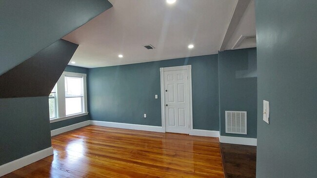 Building Photo - 31 Bullard St