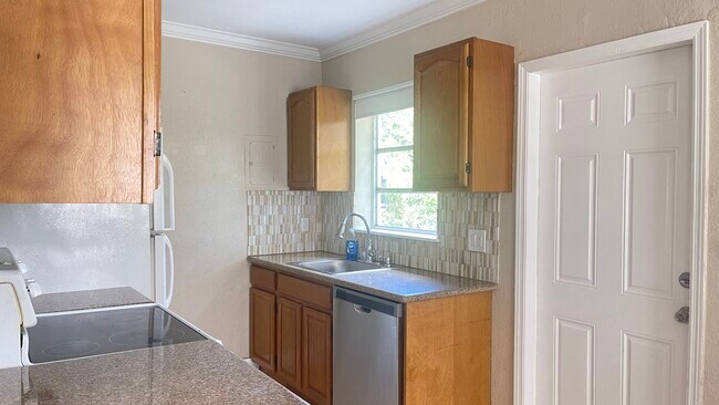 Building Photo - 46 NE 171 St