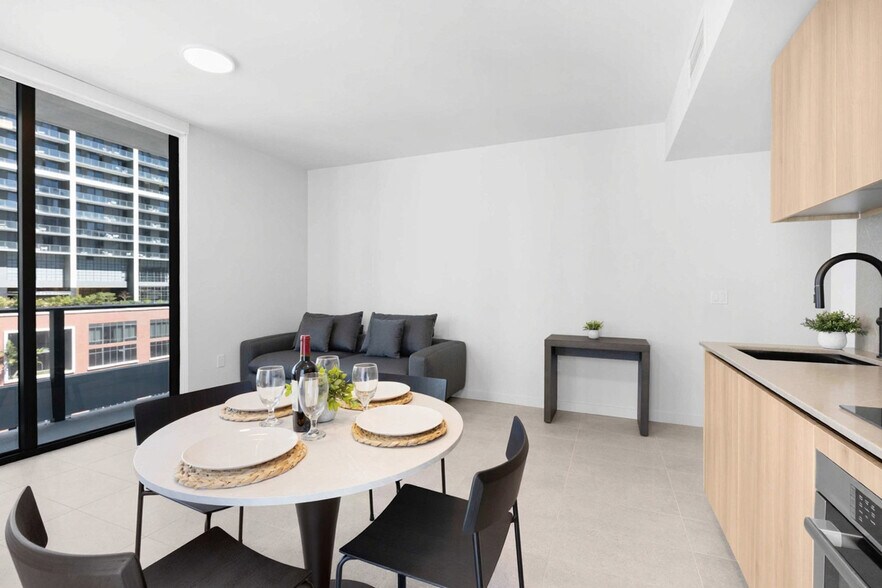 Building Photo - 501 NE 1st Ave