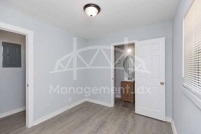 Building Photo - 1922 Maclean Rd