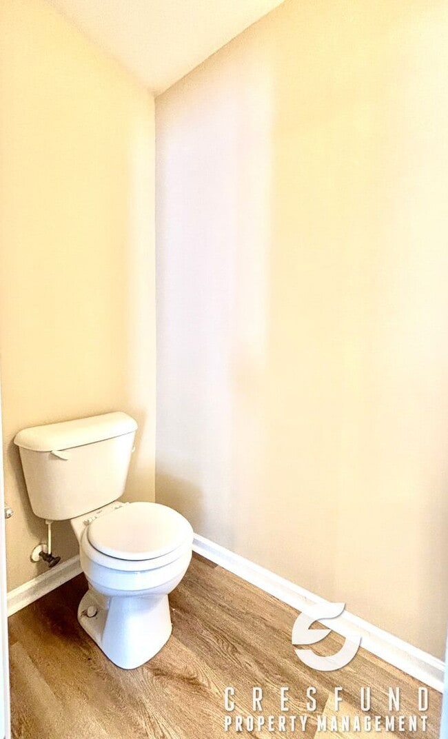 Building Photo - NEW PAINT AND LVP FLOORING! BEAUTIFUL 3 BE...