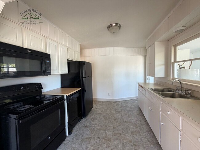 Building Photo - 460 S 41st St