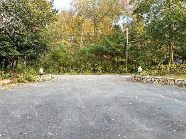 Building Photo - 125 Maple St