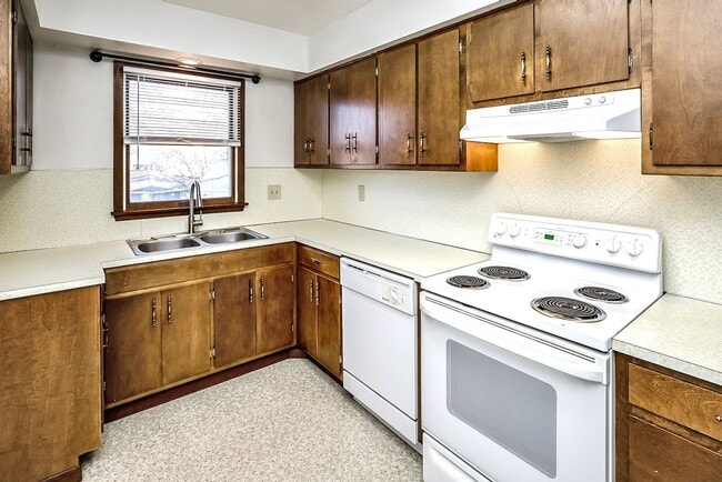 Building Photo - Spacious 2-Bed and 1-Bath Apartment!