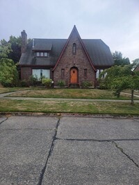 Building Photo - Gorgeous Tudor in Tacoma's North Slope Area