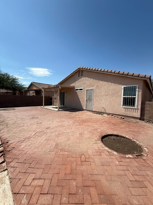 Building Photo - NEW CARPET! 3 Bed / 2 Bath Single Family H...