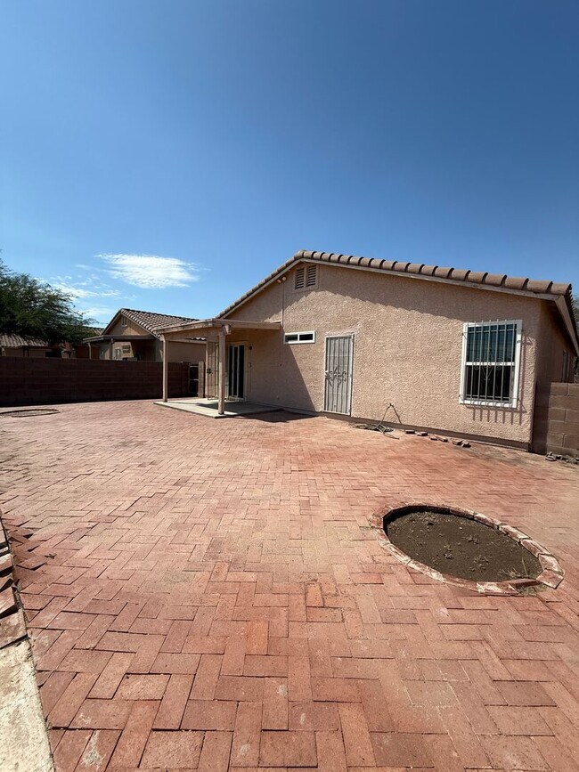 Building Photo - NEW CARPET! 3 Bed / 2 Bath Single Family Home – Spacious, Upgraded & Great Location!