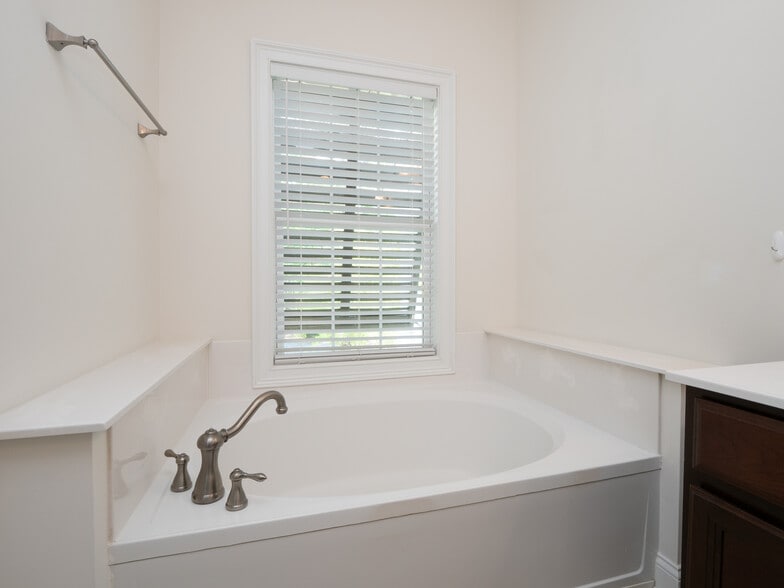 primary separate tub - 1814 Tennyson Row