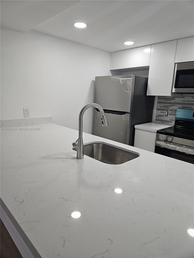 Building Photo - 8180 Geneva Ct