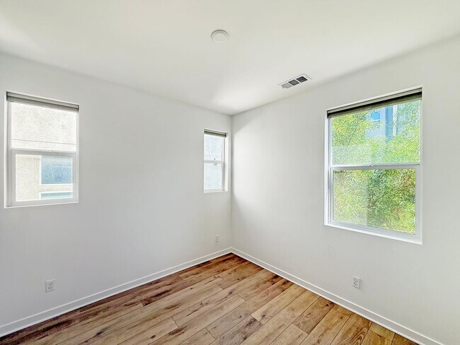 Building Photo - 3B/2.5BA Townhome in Mission Valley Now Av...