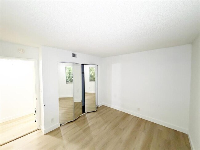 Building Photo - 709 Gardens Dr