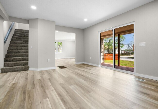 Building Photo - Beautiful remodeled home in Bolivar with fenced in yard -3 bedrooms, 2.5 baths and a detached 1 c...