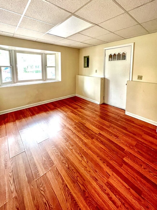 Building Photo - Spacious 5-Bedroom, 1.75 Bathroom Home in ...