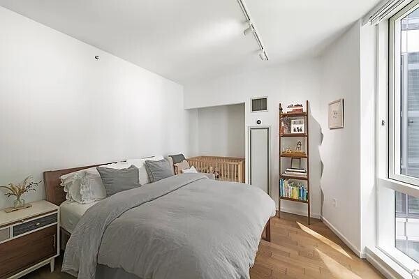 Building Photo - 200 Chambers St