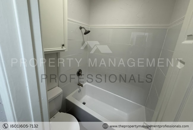 Building Photo - Renovated beauty near the country club and golf course!