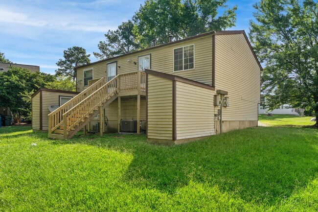 Building Photo - 2421 Camellia Dr