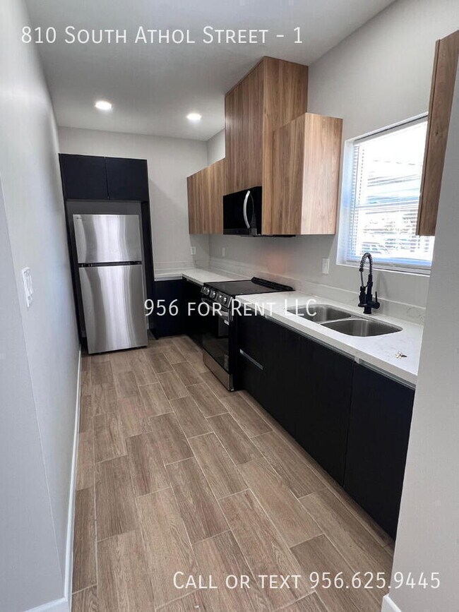 Building Photo - 810 S Athol St