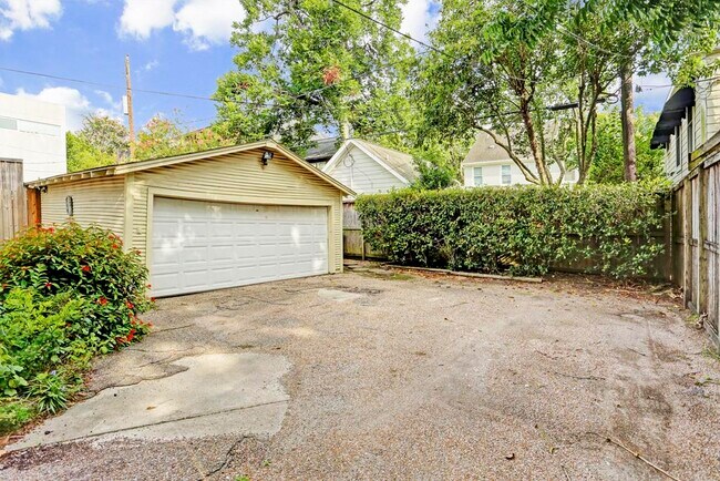 Building Photo - 2313 Wroxton Rd