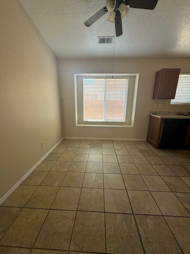 Building Photo - 3 bed 2 bath home