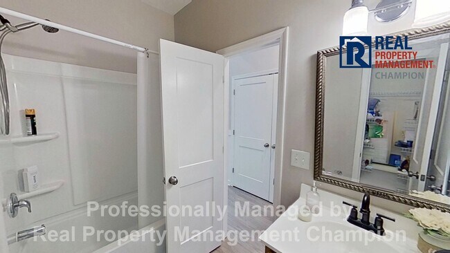 Building Photo - Beautiful 3 BD/2 BA End Unit Townhome in Leland