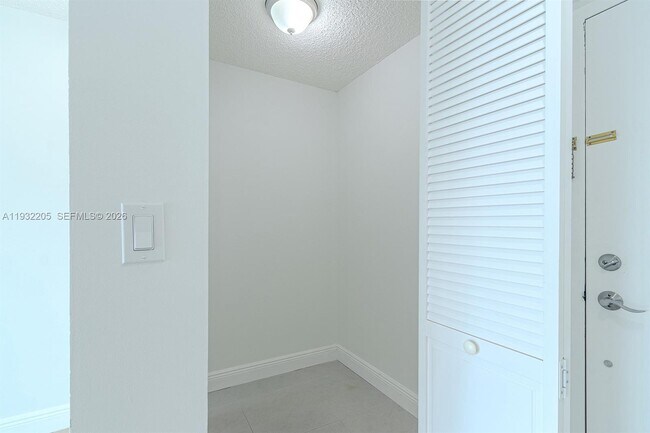 Building Photo - 1000 Parkview Dr