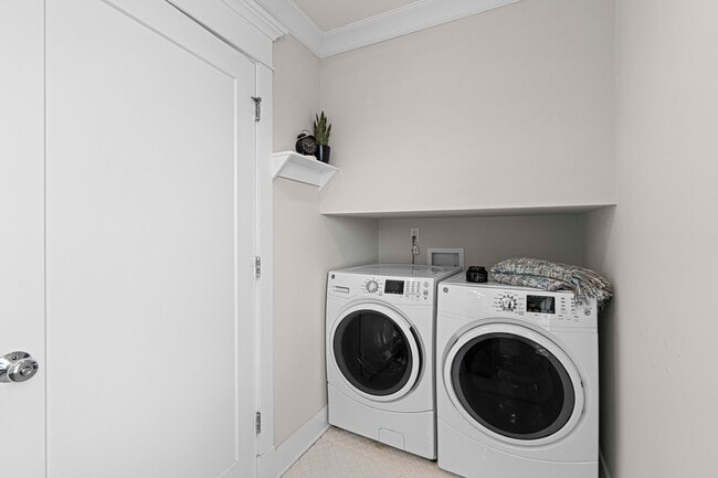 Building Photo - Studio Garage Apartment