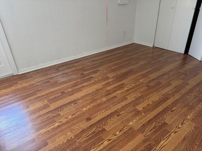 Building Photo - Freshly Updated Lake?Front Retreat in Desi...