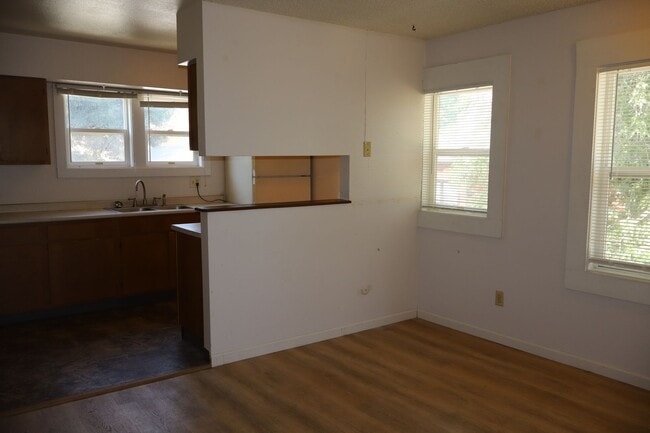 Building Photo - 411 E Plum St