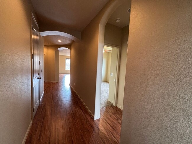 Building Photo - SPACIOUS HOME FOR RENT!