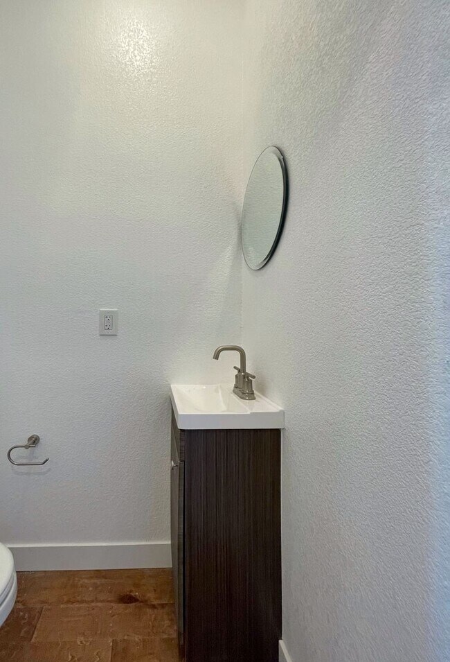 Building Photo - Striking 2BD/2.5 Bath Townhome in MidTown ...