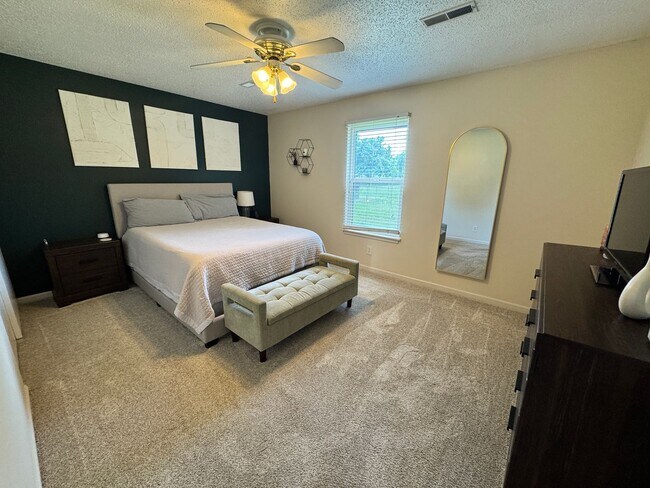 Building Photo - Newly remodeled Eastside home