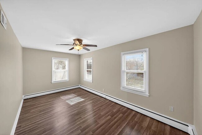 Building Photo - Spacious Townhome with driveway