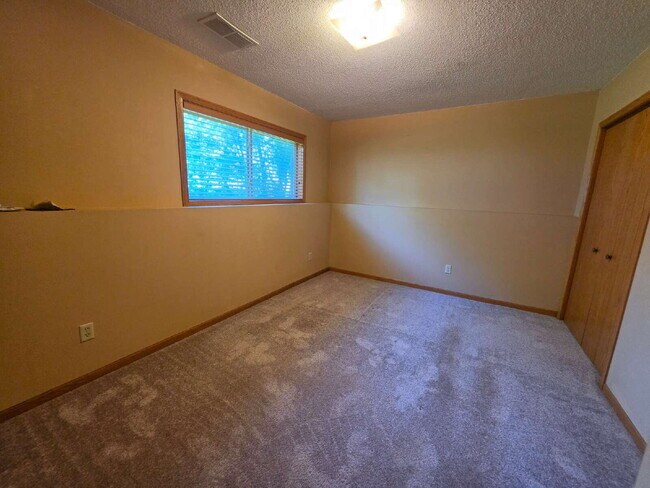 Building Photo - 4 Bedroom 2 Bathroom Home on 5 Acres with Shop, New Deck & Attached Garage