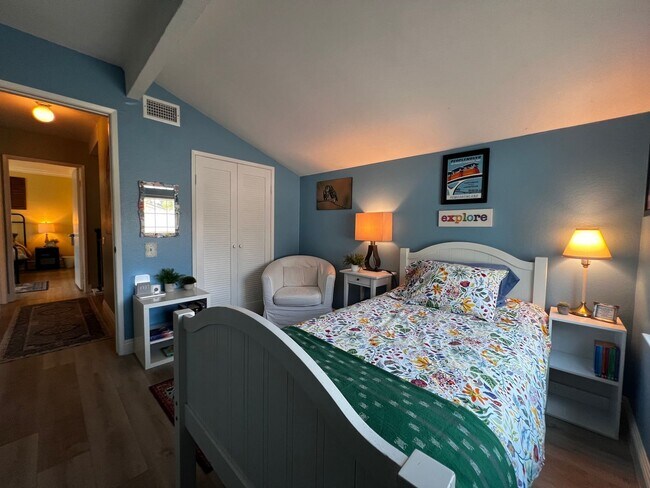 Building Photo - Beautiful 4 bedroom 2 bath House, adorable...
