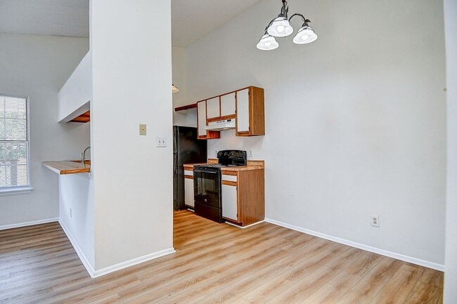 Building Photo - GATED COMMUNITY - CONDO