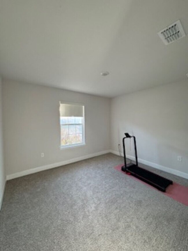 Building Photo - Beautiful 3/2/2 in Sawmill creek community! Lawn care included, water view, community pool...