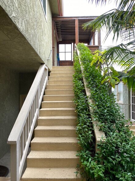 Building Photo - 566 W 38th St
