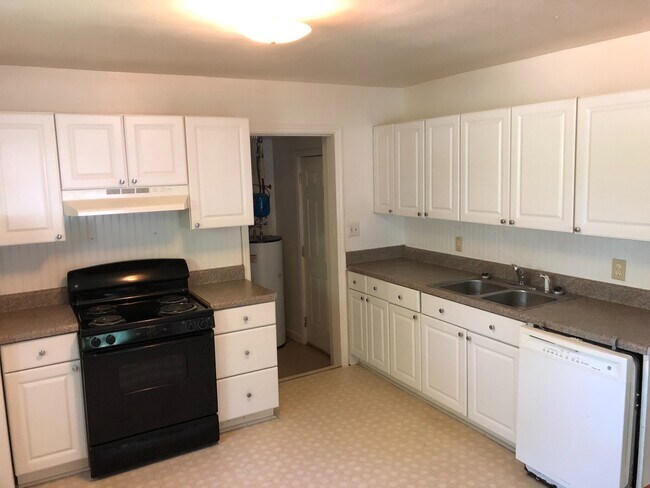 Building Photo - 2 BR, Holden Road area convenient to Coliseum