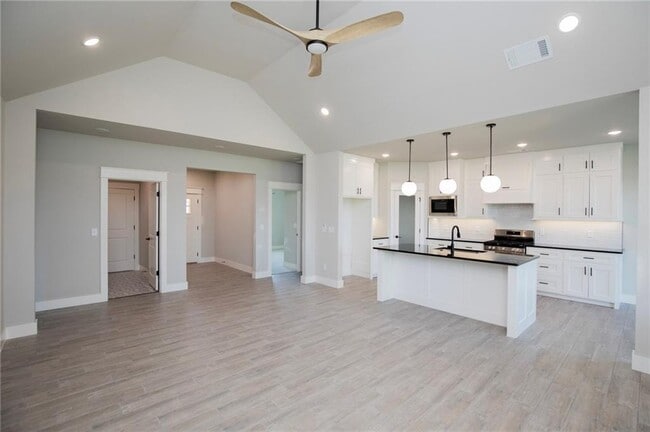 Building Photo - 300 White Oak St