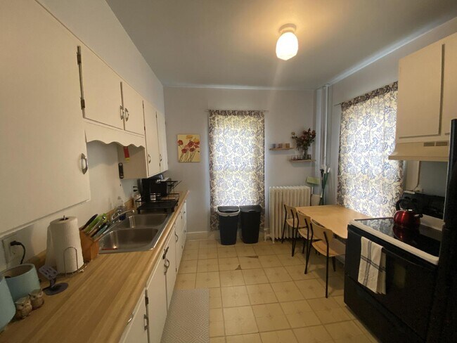 Building Photo - Spacious 1 Bedroom Upper Duplex Near Downtown Eau Claire - Available September 1st!
