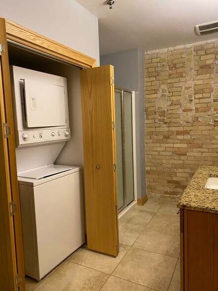 Washer/Dryer - 522 N Water St